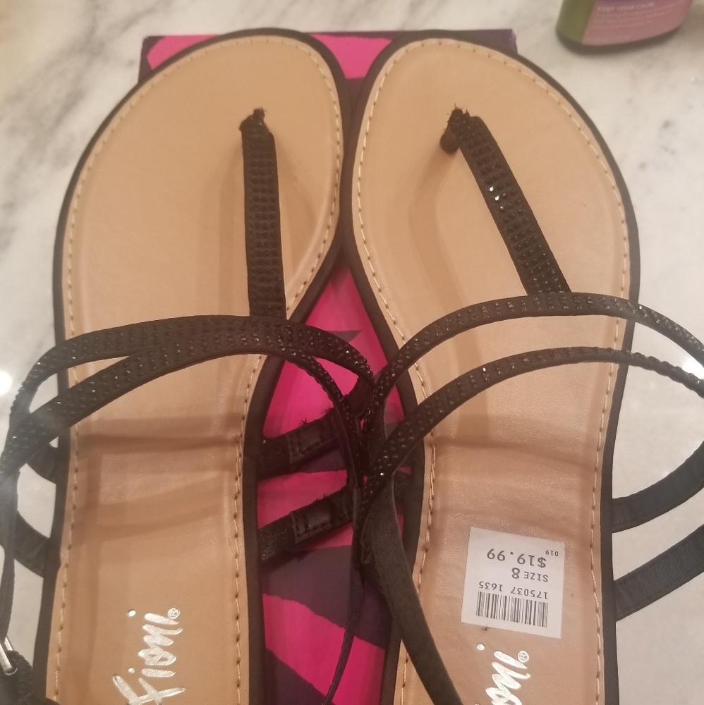 NWT size 8 fiore sandals
